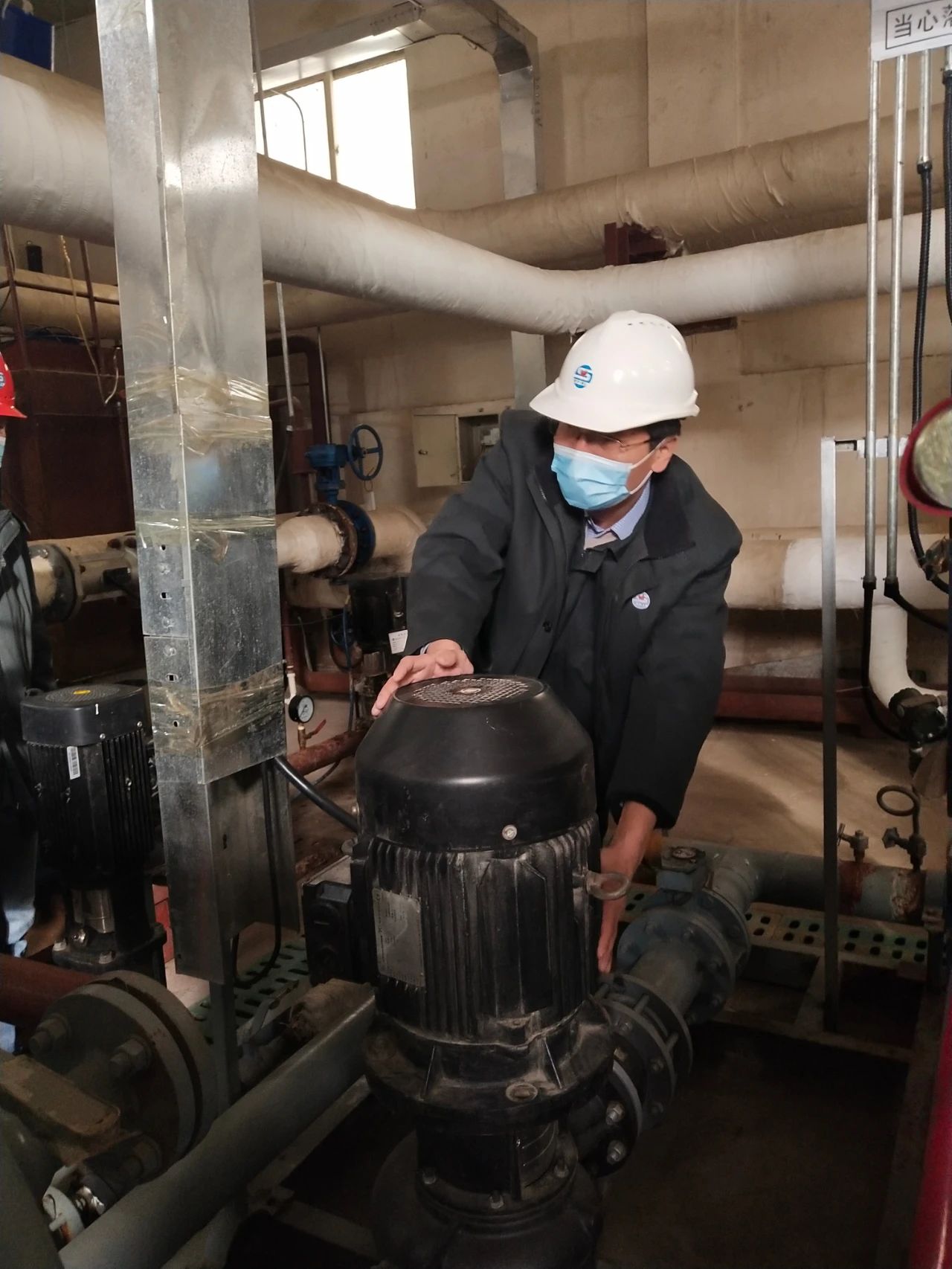 集团公司领导刘志强深入一线查安全 访民情 保供热2.jpg