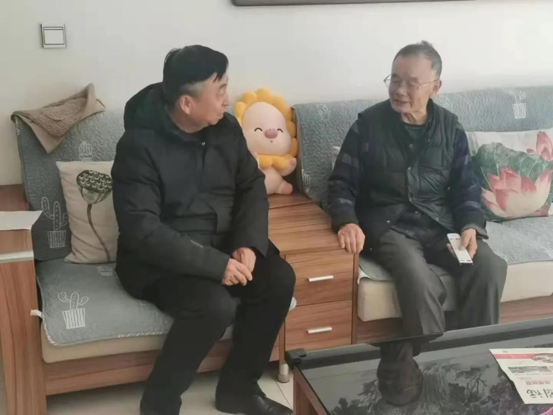 春节前夕包头热力集团领导走访慰问困难党员、老干部2.jpg